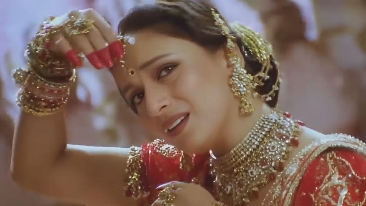 4 महीने की प्रेग्नेंसी, तेज बुखार और 13 घंटे की मेहनत, ऐसे बना था माधुरी का ‘डोला रे डोला’ 4 महीने की प्रेग्नेंसी, तेज बुखार और 13 घंटे की मेहनत, ऐसे बना था माधुरी का ‘डोला रे डोला’