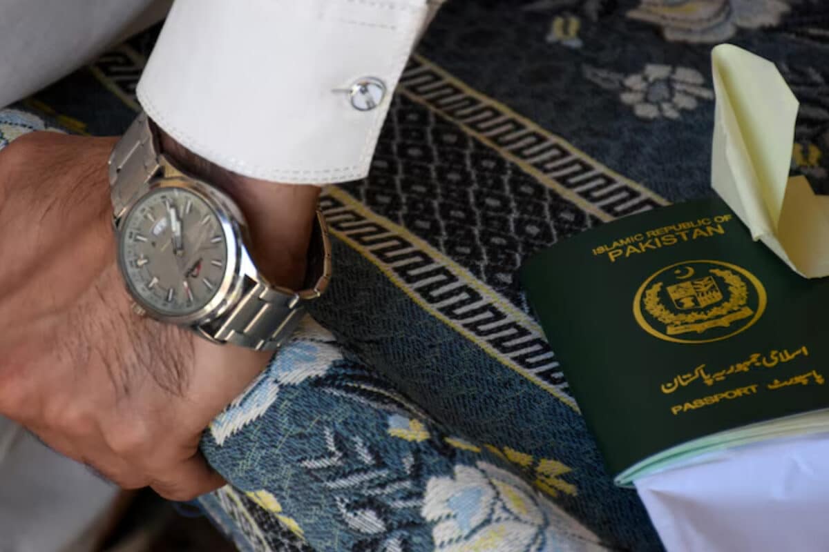 UAE ने पाकिस्तानी शियाओं को धक्के मारकर निकाला, सामान तक बांधने नहीं दिया, पाक की क्यों कांप गई