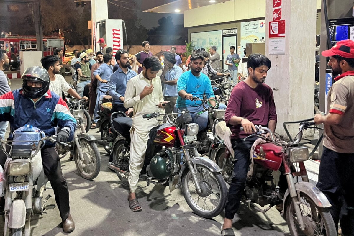 पेट्रोल-डीजल 6 रुपये हुआ सस्ता, पाकिस्तान में जनता को मिली राहत, अब तेल का रेट भारत से कम या ज्यादा?