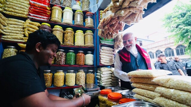 बम से उड़ा दूंगा... पीएम मोदी को झालमुड़ी खिलाने वाले दुकानदार को पाकिस्तान  से धमकी - Jhalmuri vendor served jhalmuri to PM Narendra Modi get threat -  News18 हिंदी