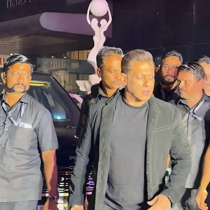 Salman Khan, Salman Khan accepts apology from paparazzi, Salman Khan in success party of raja Shivaji, Salman Khan heated exchange outside hospital with paparazzi, why salman Khna angry on paparazzi, सलमान खान, सलमान खान ने पैपराजी की माफी स्वीकार की, राजा शिवाजी की सक्सेस पार्टी में सलमान खान, हॉस्पिटल के बाहर सलमान खान की पैपराजी से तीखी नोकझोंक, सलमान खान पैपराजी पर क्यों भड़के Salman Khan, Salman Khan accepts apology from paparazzi, Salman Khan in success party of raja Shivaji, Salman Khan heated exchange outside hospital with paparazzi, why salman Khna angry on paparazzi, सलमान खान, सलमान खान ने पैपराजी की माफी स्वीकार की, राजा शिवाजी की सक्सेस पार्टी में सलमान खान, हॉस्पिटल के बाहर सलमान खान की पैपराजी से तीखी नोकझोंक, सलमान खान पैपराजी पर क्यों भड़के