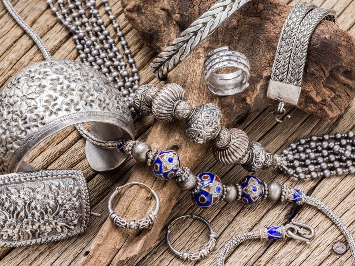 Silver Jewellery: लॉकर में रखे-रखे चांदी की पायल और बिछिया हो गई है काली? सुनार से जानें चमक बरकरार रखने का...