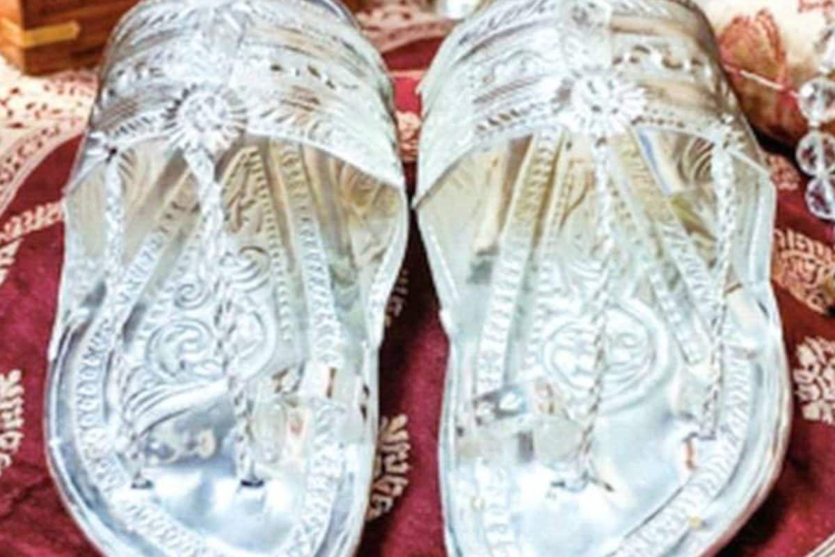 यहां चांदी का रेट उड़ रहा होश, वहां ससुर ने दामाद को दे डालीं डेढ़ किलो चांदी की चप्पल