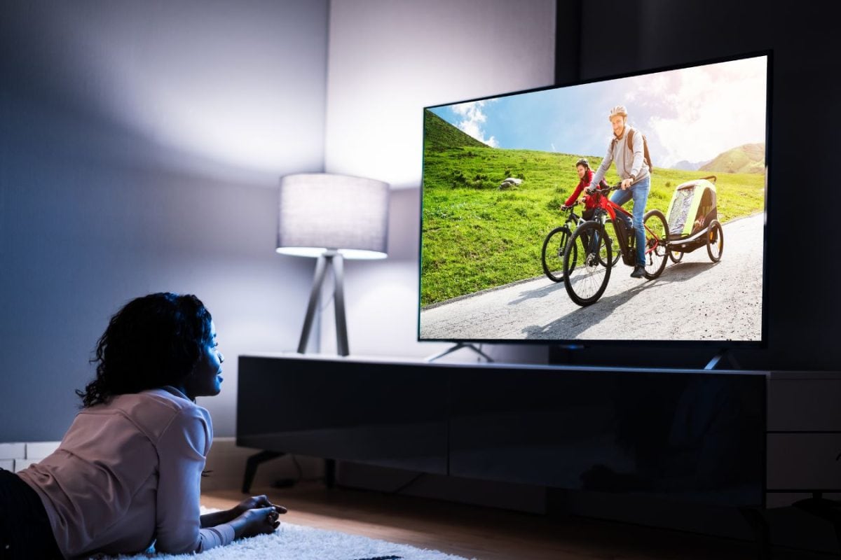धड़ाम से गिर गए के ब्रांडेड TV दाम, अमेज़न पर ऐसा ऑफर कि कोई भी खरीद लेगा 55-इंच 4K QLED स्मार्ट TV  TV