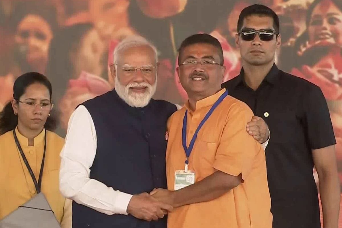 सुवेंदु अधिकारी ने ली पश्चिम बंगाल के मुख्‍यमंत्री पद की शपथ, कैबिनेट में फिलहाल 5 मंत्री, पीएम मोदी और अमित शाह भी रहे मौजूद
