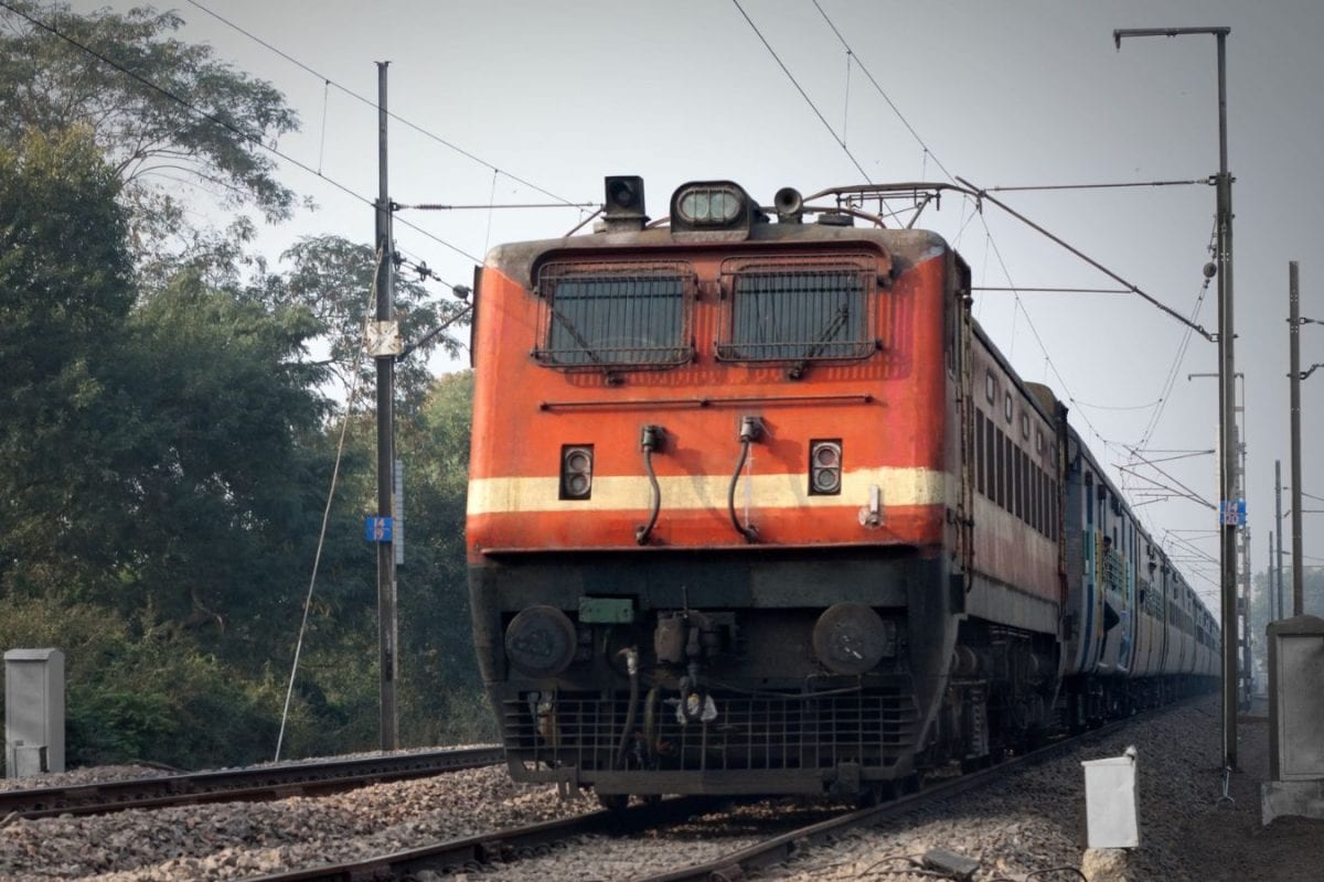 स्‍लीपर टिकट से एसी में सफर, रेलवे की इस खास सुविधा के बारे में जानते हैं आप, तपती गर्मी में बहुत काम का है ये फीचर