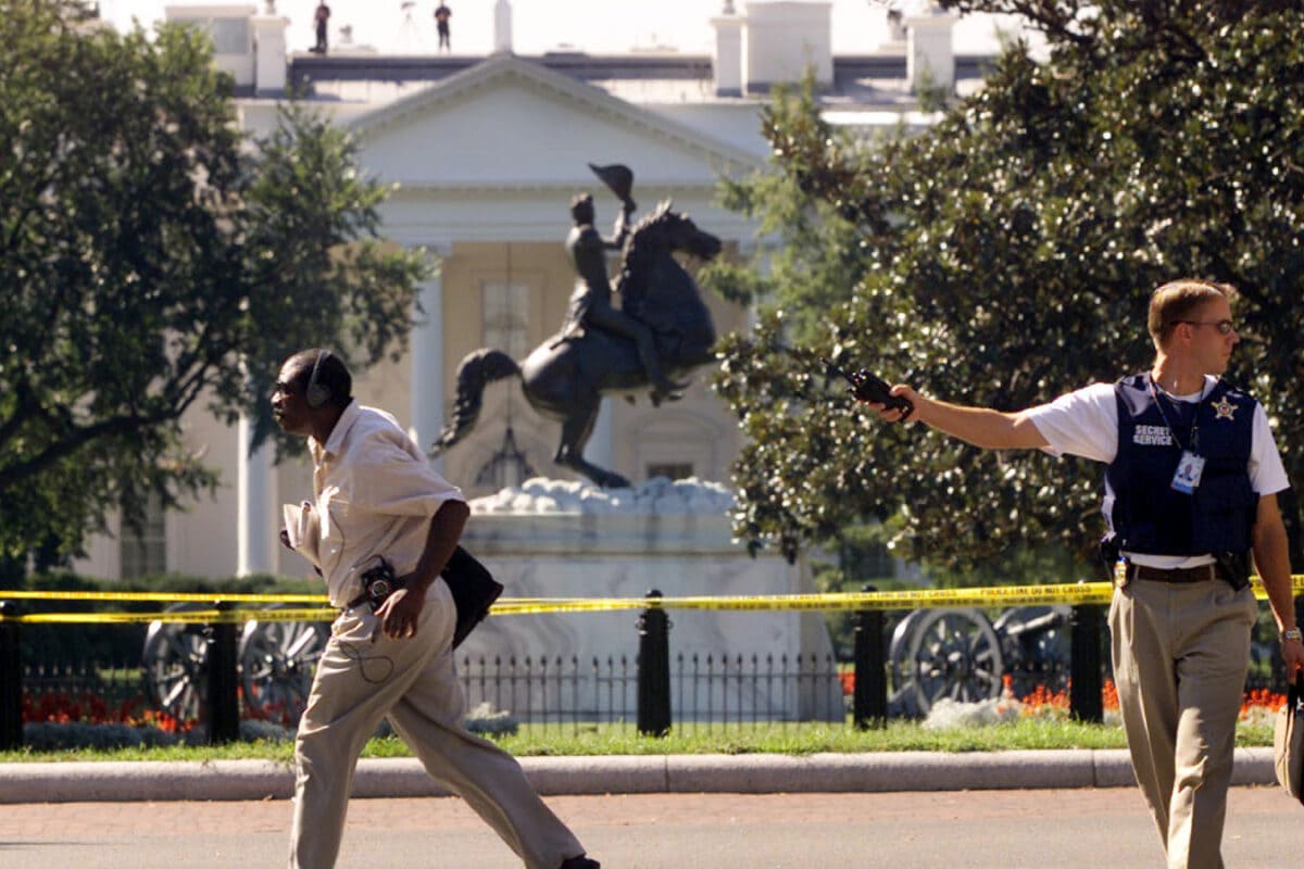 White House Firing Live: व्हाइट हाउस के बाहर 30 राउंड फायरिंग, सीक्रेट सर्विस ने 2 को मारी गोली, ट्रंप अंदर मौजूद