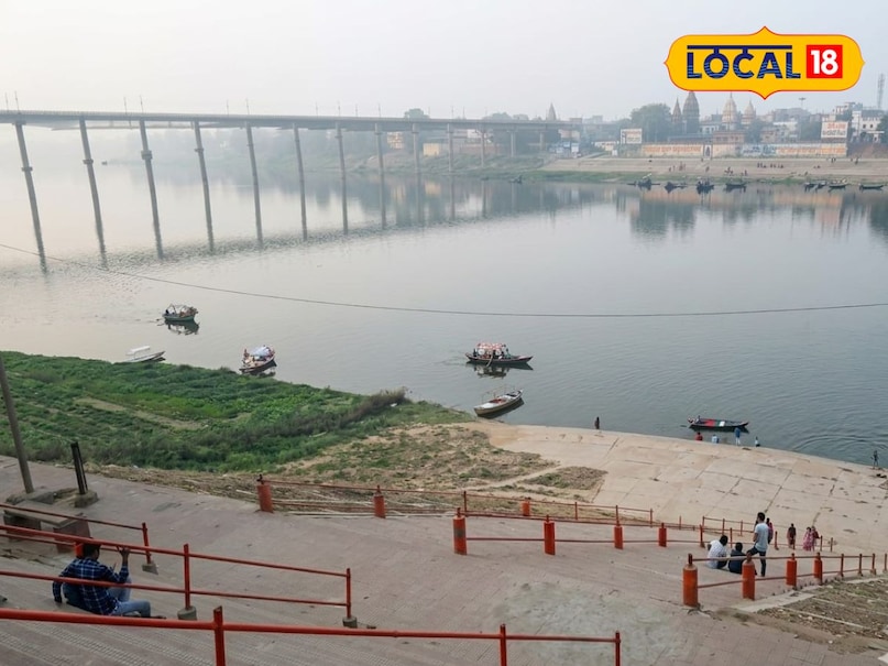 यह तस्वीर चित्रकूट के वह स्थान की है जहां गोस्वामी तुलसीदास जी का जन्म हुआ था,जिसको राजापुर के नाम से लोग जानते है. जहां से निकली नदी में गर्मी के मौसम में आप गर्मी में ठंडक का आनंद ले सकते हैं, यहां भी लोग दर्शन करने के साथ-साथ इस नदी में स्नान करने के लिए दूर-दूर से आते हैं.