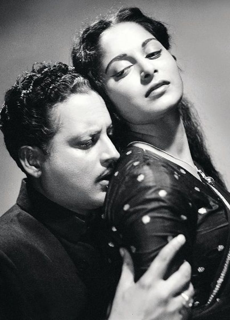 As his personal and professional difficulties intensified, Waheeda Rehman is believed to have distanced herself from the situation. The separation reportedly left Guru Dutt increasingly isolated. Years later, Waheeda reflected on their bond in an interview, offering one of the rare public comments on the nature of their relationship. "Our love was not perfect, but it was real. It was a love born out of our passion for cinema and our desire to create something beautiful together." Whether interpreted as romantic or deeply emotional, the statement revealed the profound connection they shared through their work. As his personal and professional difficulties intensified, Waheeda Rehman is believed to have distanced herself from the situation. The separation reportedly left Guru Dutt increasingly isolated. Years later, Waheeda reflected on their bond in an interview, offering one of the rare public comments on the nature of their relationship. "Our love was not perfect, but it was real. It was a love born out of our passion for cinema and our desire to create something beautiful together." Whether interpreted as romantic or deeply emotional, the statement revealed the profound connection they shared through their work.