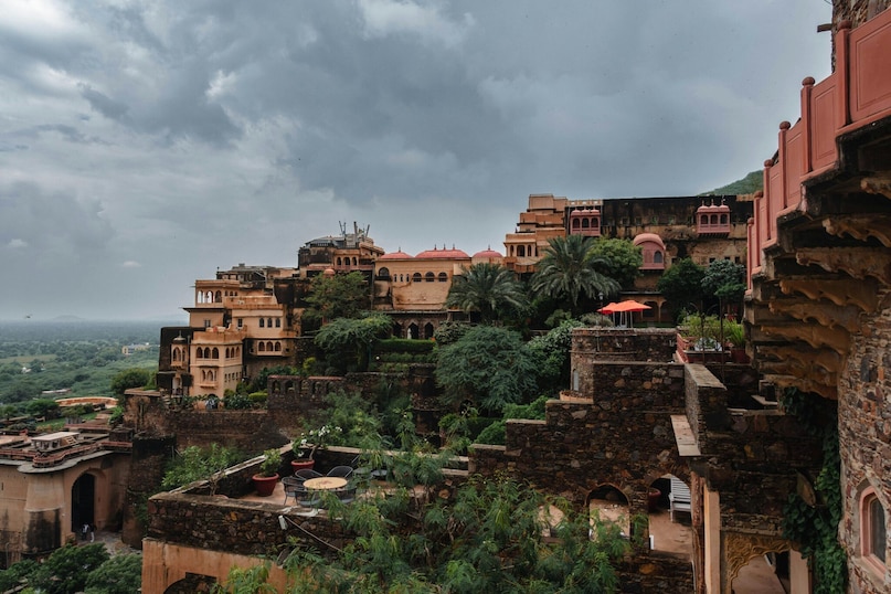 Neemrana Fort Palace, Rajasthan: Fly high above a magnificent 15th-century heritage palace nestled in the Aravalli hills. This five-zipline tour offers a thrilling bird’s-eye view of regal Rajasthani architecture, massive fort ramparts, and stunning desert landscapes, making it a perfect weekend getaway from Delhi.