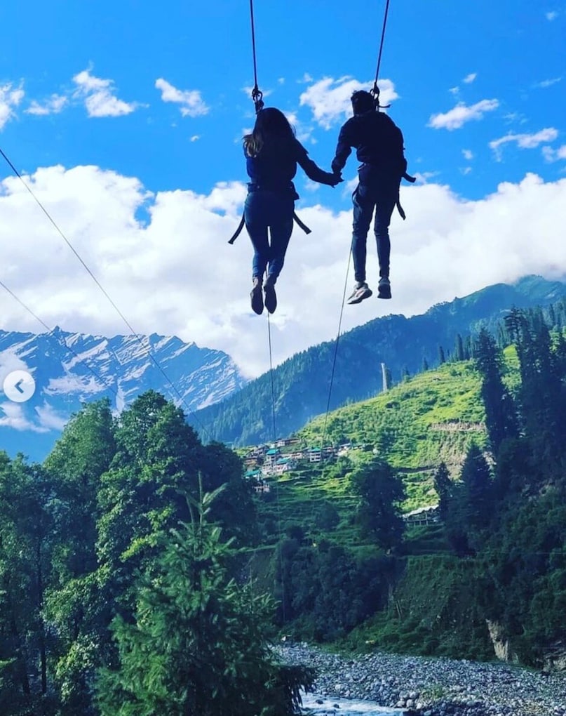 वायनाड; प्रकृति प्रेमियों के लिए केरल का वायनाड किसी जन्नत से कम नहीं है. घने जंगलों, पहाड़ियों और हरियाली के बीच जिपलाइनिंग का अनुभव बेहद यादगार बन जाता है. मानसून के दौरान यहां का नजारा और भी खूबसूरत हो जाता है.