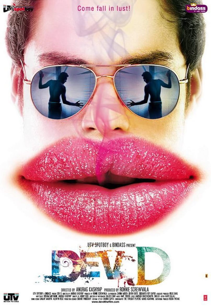 देव.डी (2009): शरत चंद्र चट्टोपाध्याय के कालजयी उपन्यास देवदास को अनुराग कश्यप ने बिल्कुल नए और आधुनिक अंदाज में देव.डी के रूप में पेश किया. यह फिल्म पारंपरिक प्रेम कहानी से हटकर आज के दौर के रिश्तों, टूटन और आत्म-विनाश को दिखाती है. अभय देओल, माही गिल और कल्कि कोचलिन अभिनीत इस फिल्म में प्यार, दिल टूटने, नशे और सेल्फ एक्सेप्टेंस को बहुत अलग तरह से दर्शाती है.  