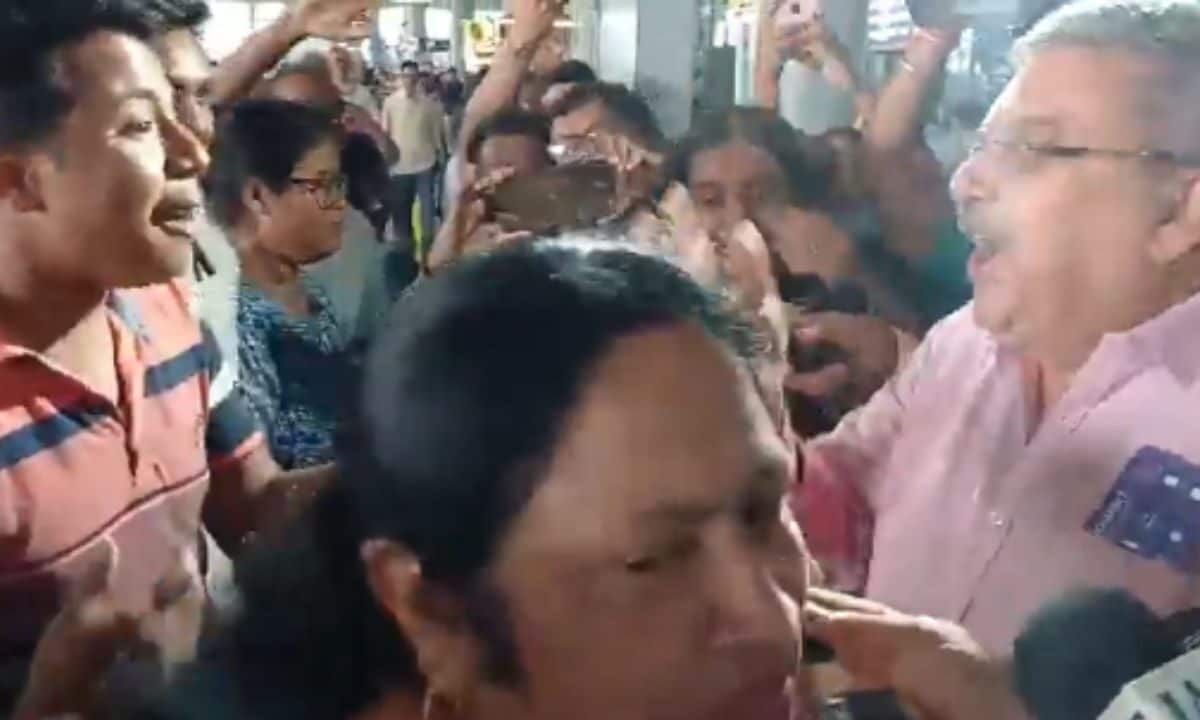 कल्याण बनर्जी दे रहे थे बाइट, तभी चोर-चोर चिल्लाने लगे लोग