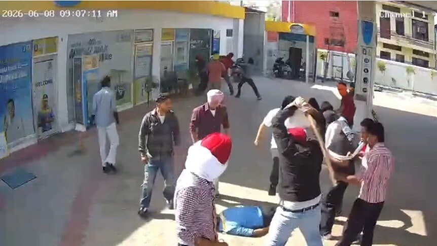 पेट्रोल पंप पर गुंडागर्दी का तांडव, कर्मचारियों की बेरहमी से पिटाई, CCTV में कैद हुई पूरी वारदात