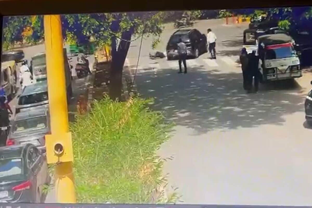 दिल्ली में किआ कार का तांडव, ट्रैफिक पुलिस कर्मी को रौंदा, हुई फरार!