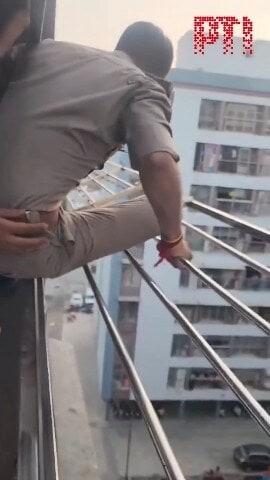 सातवीं मंजिल पर झिड़ी थी मौत की लड़ाई, पुलिसकर्मी दांव पर लगा दी अपनी जिंदगी, VIDEO वायरल