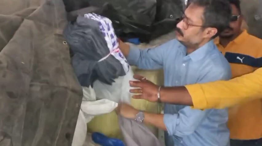 कंबल, धोती, बच्चों के कपड़े... बंगाल में कैसे मारा जा रहा गरीबों का हक, देखें VIDEO