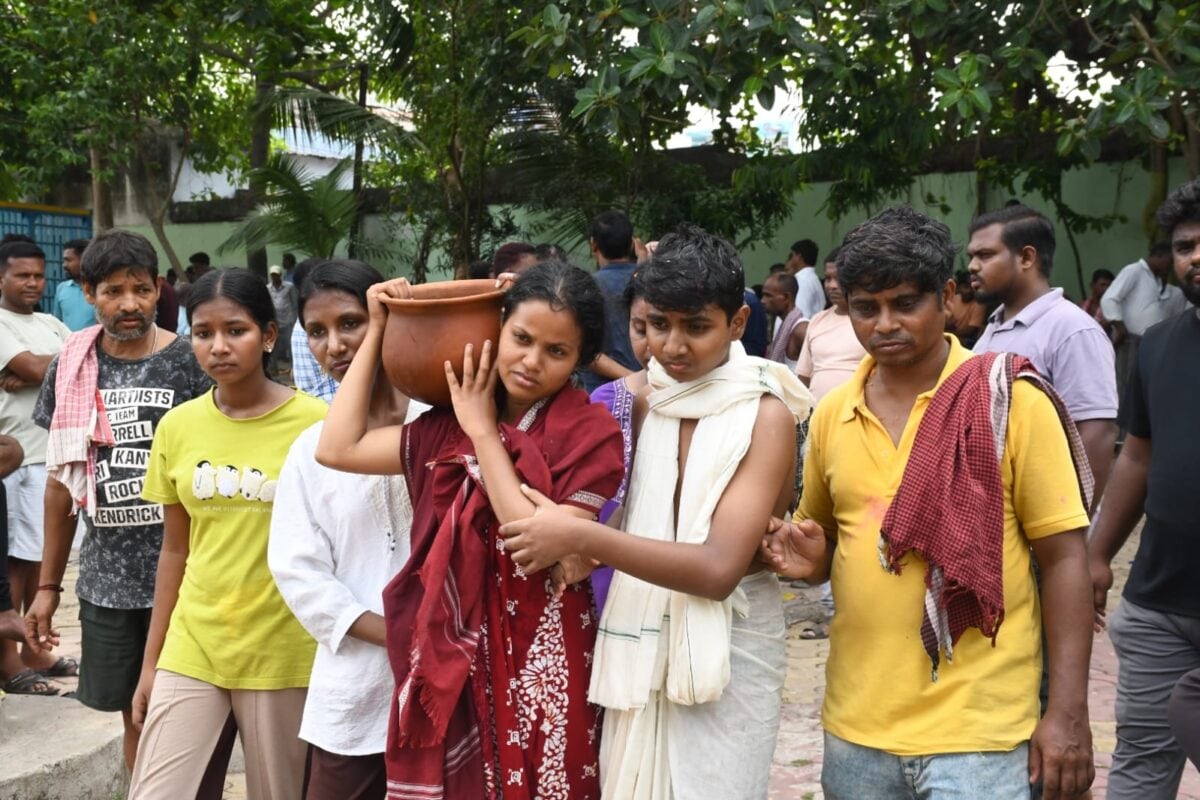 जब पीछे छूट गए सारे रिश्ते तब कांस्टेबल आशुतोष को बहन ने दी मुखाग्नि नम हुई सबकी आंखें