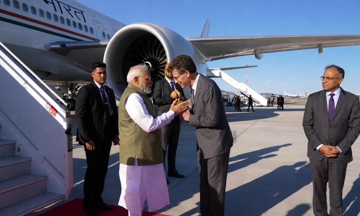 पीएम मोदी पहुंचे फ्रांस, राष्ट्रपति मैक्रों से होगी खास मुलाकात, दौरे से चीन-पाकिस्तान परेशान क्यों?