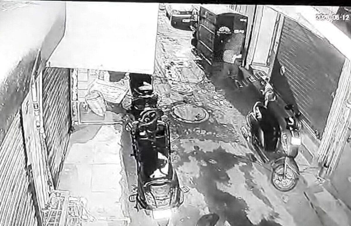गोविंदपुरी आग कांड में बड़ा खुलासा! CCTV में दिखी संदिग्ध महिला 3 मौतों के पीछे साजिश का शक