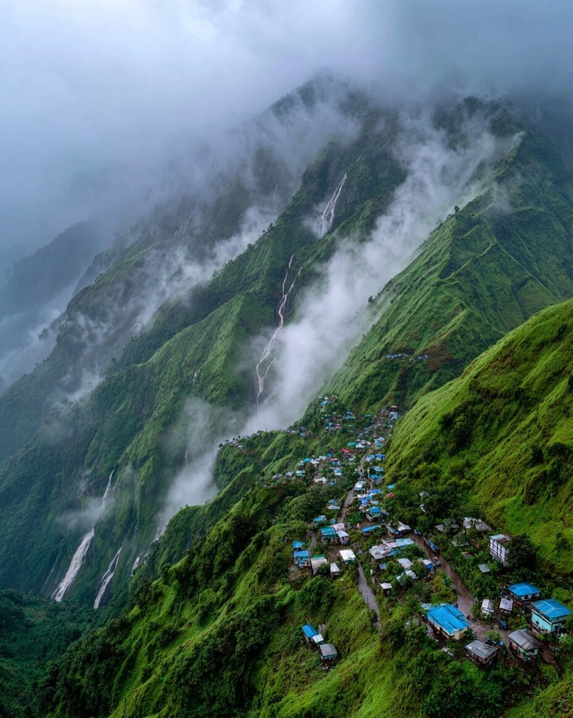 शिलांग : मेघालय की राजधानी शिलांग को "पूर्व का स्कॉटलैंड" कहा जाता है. इसकी सुंदरता वाकई मनमोहक है. उमियम झील, एलिफेंट फॉल्स और शिलांग पीक जैसी जगहें प्रकृति प्रेमियों के लिए किसी स्वर्ग से कम नहीं हैं.