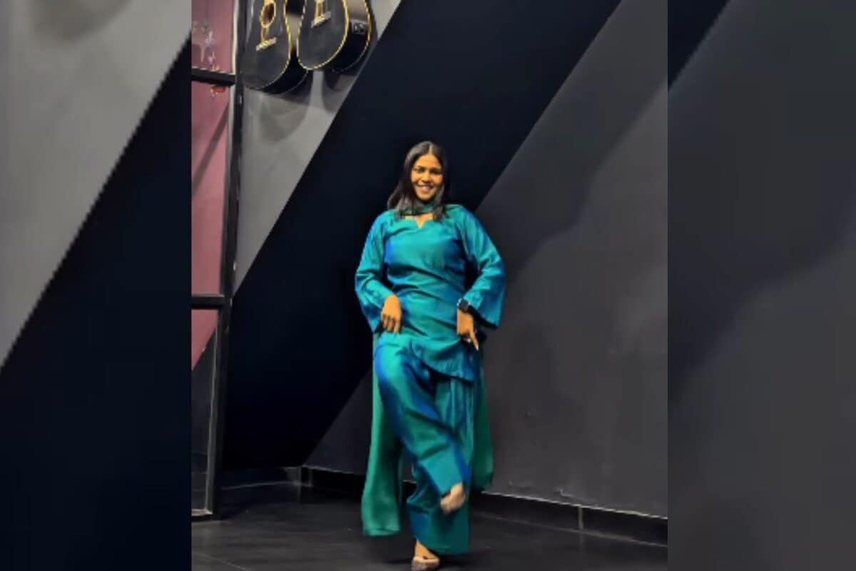 स्काई ब्लू सूट में लड़की ने ‘Multan’ गाने पर बिखेरा जलवा, क्यूट स्माइल और मूव्स ने खींचा ध्यान
