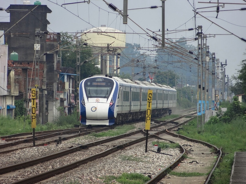 Rapidly expanding network: Today, Vande Bharat Express operates in many states of the country and starts its services on new routes from time to time. This train became a symbol of modernization of Indian Railways. Rapidly expanding network: Today, Vande Bharat Express operates in many states of the country and starts its services on new routes from time to time. This train became a symbol of modernization of Indian Railways.