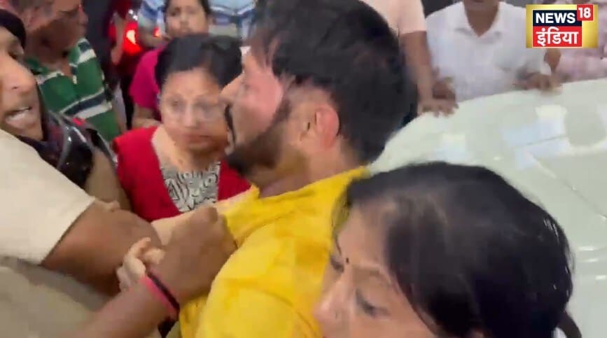 कोलकाता एयरपोर्ट पर TMC-BJP में बवाल! अभिषेक बनर्जी के पहुंचने से पहले अंडेबाजी धक्का-मुक्की