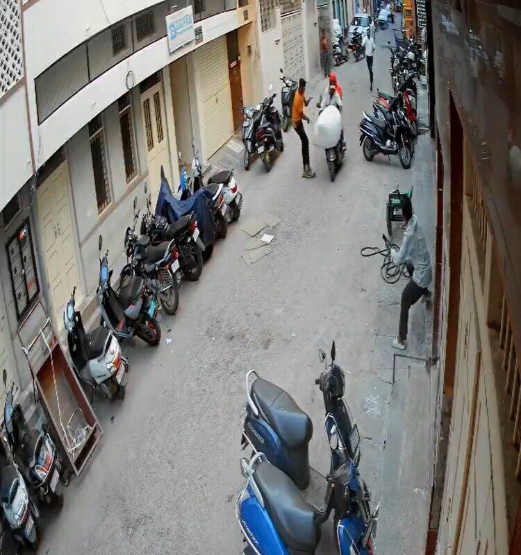 मोबाइल छीनकर भाग रहे थे बदमाश रोकने के लिए मजदूर ने फेंकी बोरी एक की हार्ट अटैक से मौत