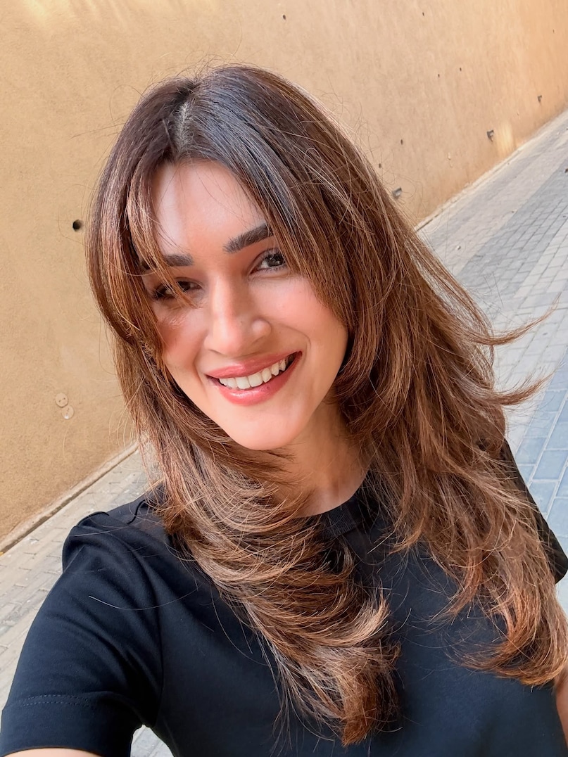 इसी साल उन्होंने बॉलीवुड में टाइगर श्रॉफ के साथ फिल्म ‘हीरोपंती’ से कदम रखा. फिल्म हिट रही और कृति को बेस्ट फीमेल डेब्यू का फिल्मफेयर अवॉर्ड भी मिला.इसके बाद उन्होंने पीछे मुड़कर नहीं देखा. कृति ने ‘दिलवाले’, ‘बरेली की बर्फी’, ‘लुका छुपी’, ‘हाउसफुल 4’ और ‘पानीपत’ जैसी फिल्मों में काम करके साबित किया कि वह सिर्फ ग्लैमरस रोल तक सीमित नहीं हैं. रोमांस, कॉमेडी और गंभीर किरदारों में भी उन्होंने अपनी अलग पहचान बनाई. इसी साल उन्होंने बॉलीवुड में टाइगर श्रॉफ के साथ फिल्म ‘हीरोपंती’ से कदम रखा. फिल्म हिट रही और कृति को बेस्ट फीमेल डेब्यू का फिल्मफेयर अवॉर्ड भी मिला.इसके बाद उन्होंने पीछे मुड़कर नहीं देखा. कृति ने ‘दिलवाले’, ‘बरेली की बर्फी’, ‘लुका छुपी’, ‘हाउसफुल 4’ और ‘पानीपत’ जैसी फिल्मों में काम करके साबित किया कि वह सिर्फ ग्लैमरस रोल तक सीमित नहीं हैं. रोमांस, कॉमेडी और गंभीर किरदारों में भी उन्होंने अपनी अलग पहचान बनाई.