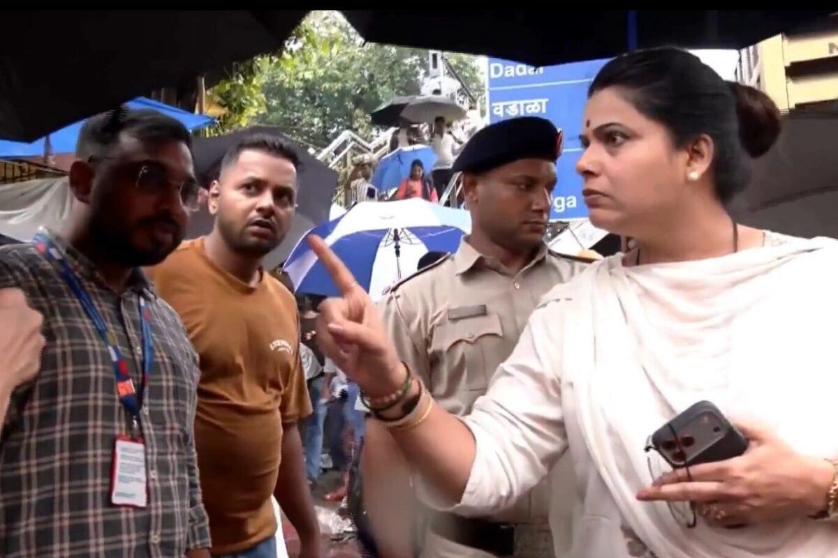 मेयर ऋतु तावड़े के सामने खुली पोल! मैनहोल में गिरा BMC स्टाफ अधिकारियों की लगी तगड़ी क्लास