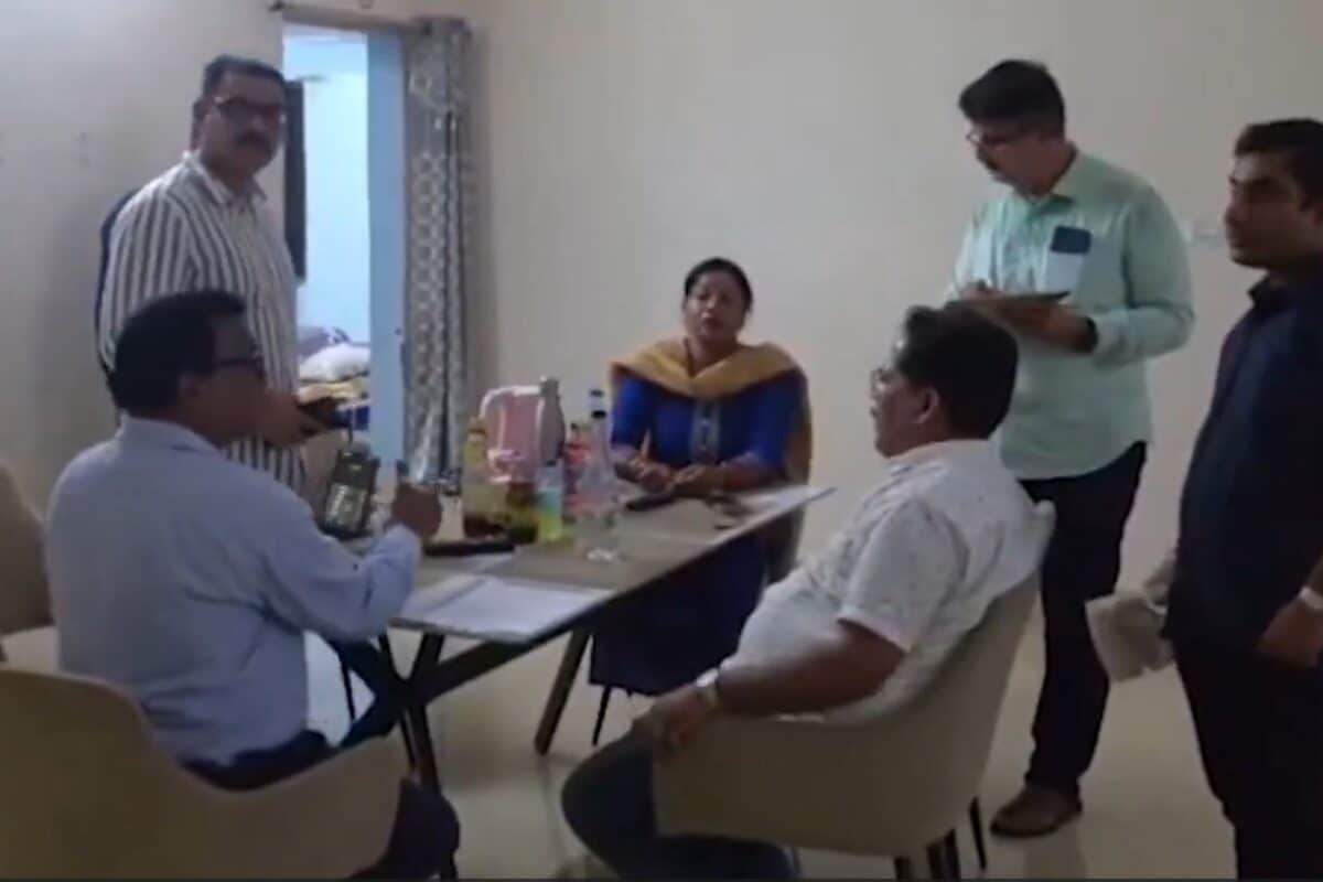 रिटायरमेंट से 7 दिन पहले घूस लेते धरा गया इंजीनियर घर की छत पर मिला आलीशान स्विमिंग पूल