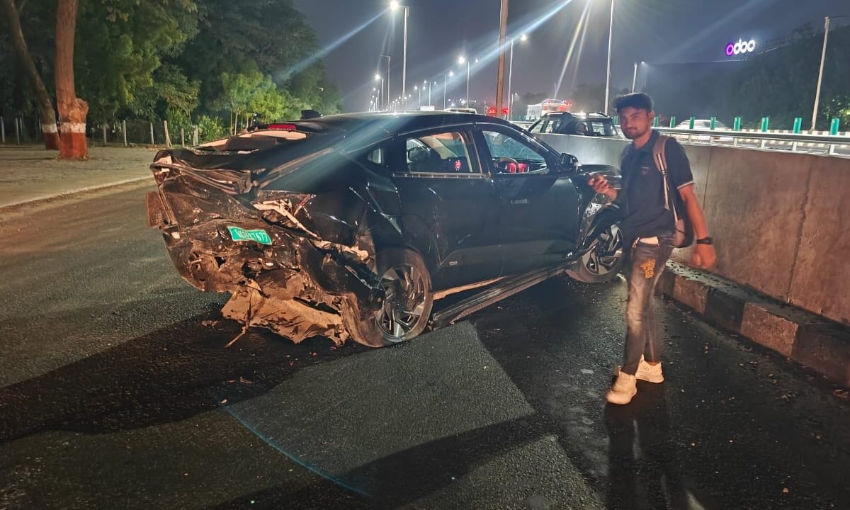 सरखेज हाईवे पर रफ्तार का तांडव! टक्कर के बाद आग का गोला बनी कार मची चीख-पुकार