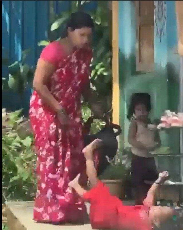 सगी मां ने मासूस संग की ऐसी हैवानियत दहल लाए किसी का भी दिल VIDEO हुआ वायरल
