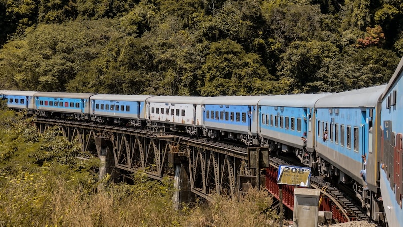 न्यू जलपाईगुड़ी-दार्जिलिंग (पश्चिम बंगाल) : दार्जिलिंग हिमालयन रेलवे की यात्रा अपने आप में यादगार होती है. विस्टाडोम कोच एक अनोखा अनुभव देता है, जिसमें कंचनजंगा की चोटियों, चाय के बागानों और बादलों से ढके पहाड़ों के नज़ारे दिखाई देते हैं.