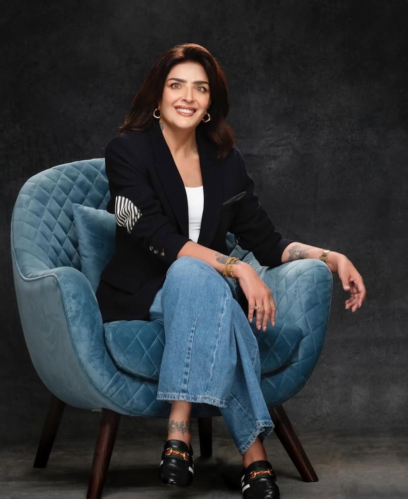Hrithik Roshan, Hrithik Roshan sister, Sunaina Roshan crash diet revelation, Hrithik Roshan sister hospitalised story, Sunaina Roshan Instagram post video, Tuberculosis meningitis crash diet, Sunaina Roshan weight loss side effects ऋतिक रोशन, ऋतिक रोशन की बहन सुनैना रोशन, ऋतिक रोशन क्रैश डाइट, सुनैना रोशन हेल्थ अपडेट, ऋतिक रोशन न्यूज, गलत डाइट से बीमारी