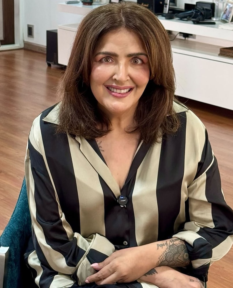 Hrithik Roshan, Hrithik Roshan sister, Sunaina Roshan crash diet revelation, Hrithik Roshan sister hospitalised story, Sunaina Roshan Instagram post video, Tuberculosis meningitis crash diet, Sunaina Roshan weight loss side effects ऋतिक रोशन, ऋतिक रोशन की बहन सुनैना रोशन, ऋतिक रोशन क्रैश डाइट, सुनैना रोशन हेल्थ अपडेट, ऋतिक रोशन न्यूज, गलत डाइट से बीमारी