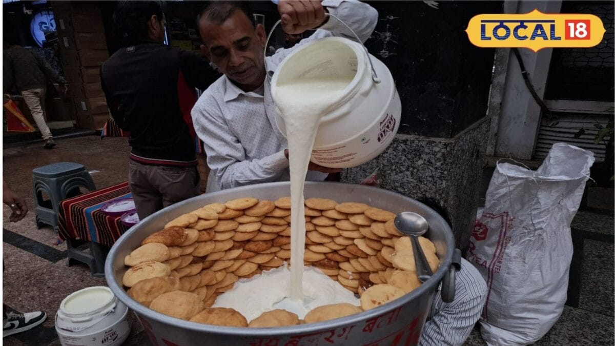 गाढ़ा दही और खास मसाला, यही है मुकेश जी के मशहूर दही भल्लों का राज