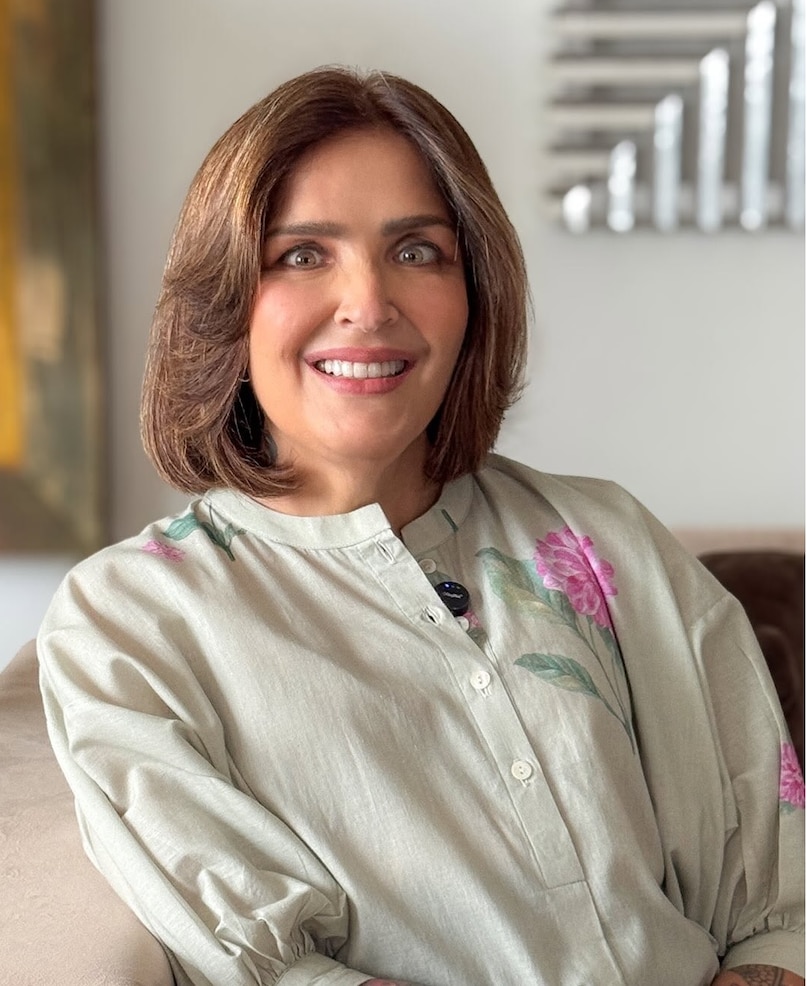 Hrithik Roshan, Hrithik Roshan sister, Sunaina Roshan crash diet revelation, Hrithik Roshan sister hospitalised story, Sunaina Roshan Instagram post video, Tuberculosis meningitis crash diet, Sunaina Roshan weight loss side effects ऋतिक रोशन, ऋतिक रोशन की बहन सुनैना रोशन, ऋतिक रोशन क्रैश डाइट, सुनैना रोशन हेल्थ अपडेट, ऋतिक रोशन न्यूज, गलत डाइट से बीमारी