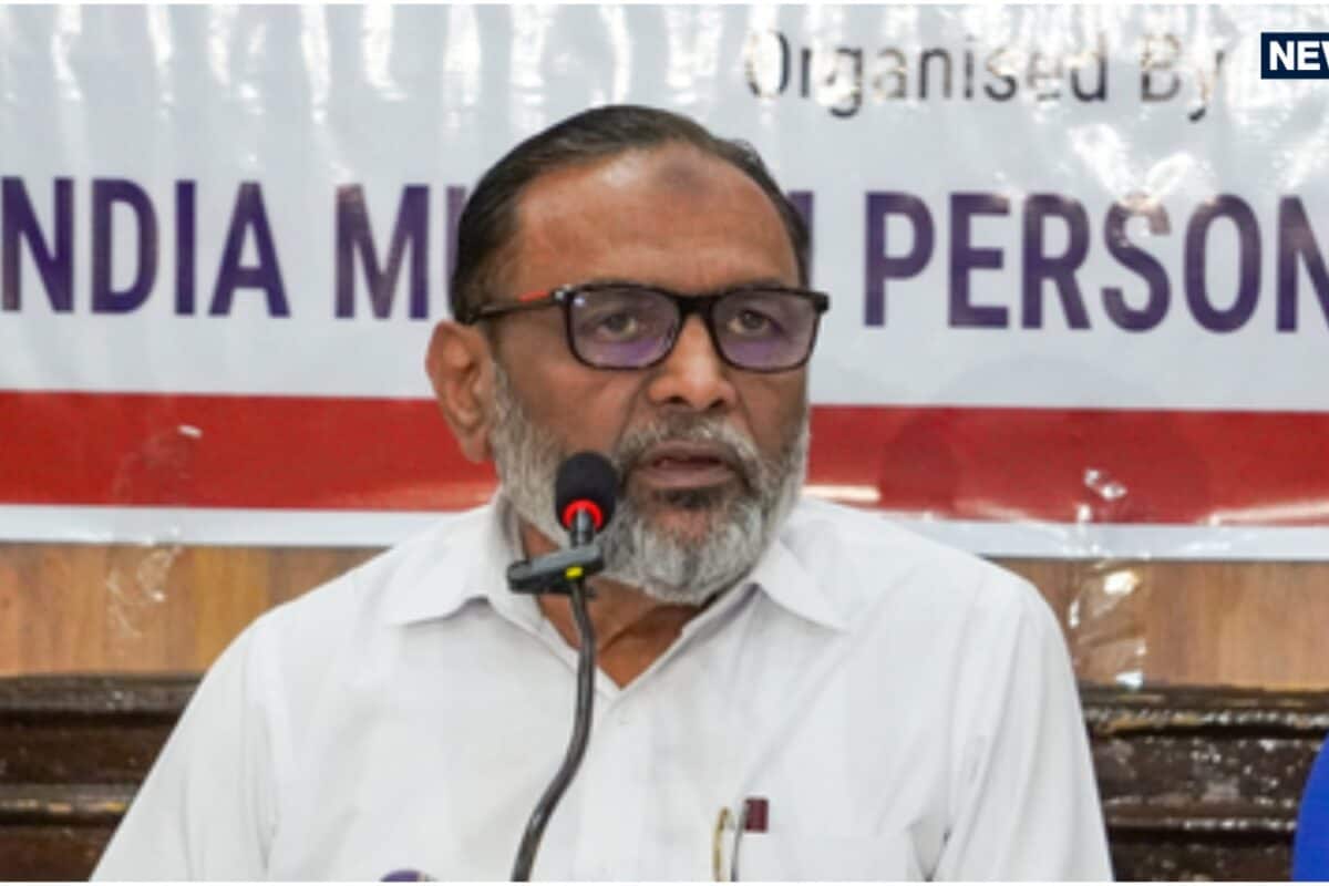 वंदे मातरम और UCC पर टकराव के संकेत AIMPLB ने अपनाया आक्रामक रुख मस्जिदों और मदरसों पर बढ़ेगी लड़ाई