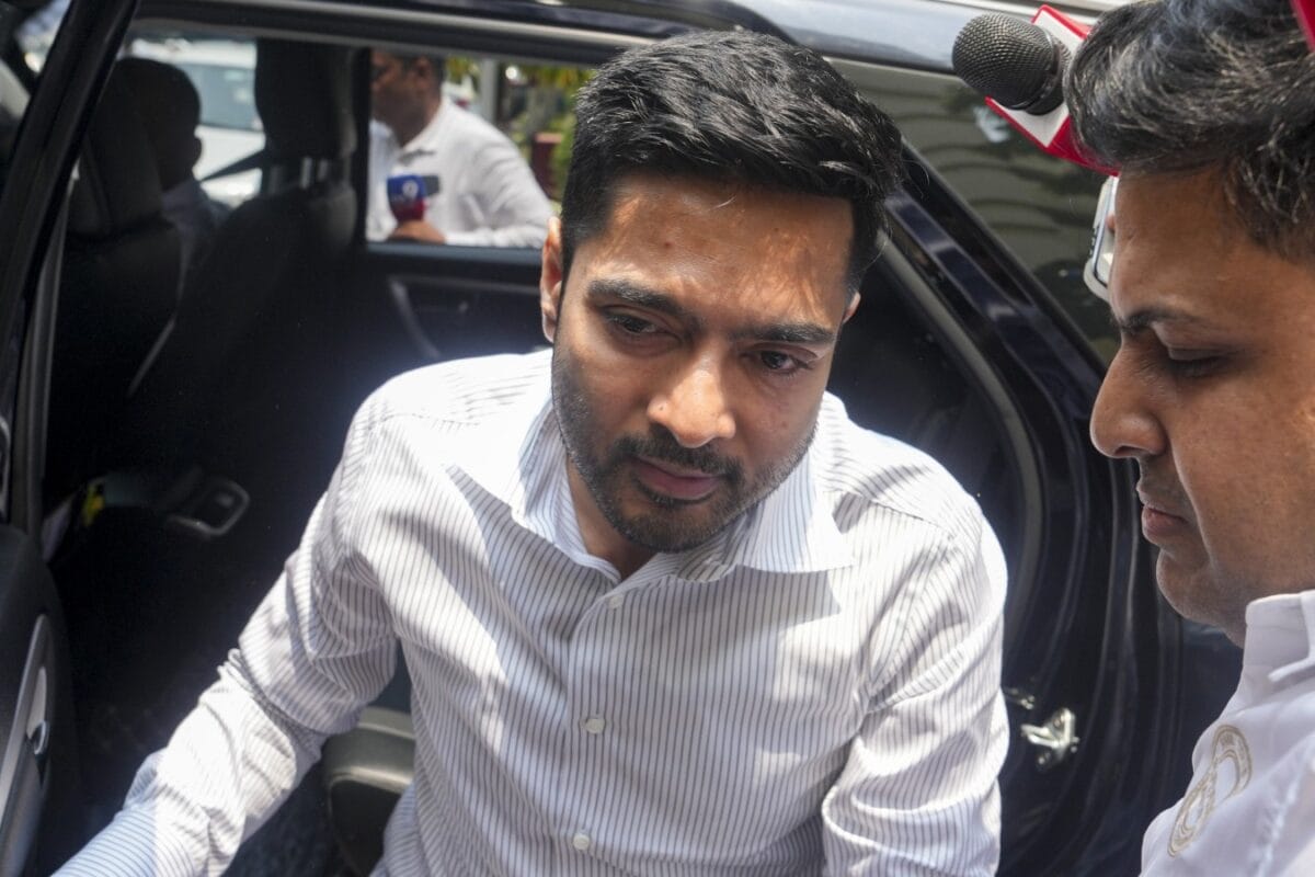 टीएमसी के 20 बागी सांसदों पर गिरेगी गाज अभिषेक बनर्जी ने स्पीकर से की मुलाकात विलय को बताया अवैध