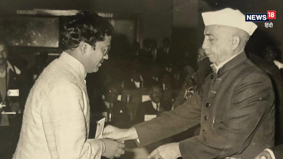 Ajit Doval Kirti Chakra Story: सबसे कम उम्र में कीर्ति चक्र लेने वाला IPS अफसर, तस्वीर देख कर पहचाना आपने Ajit Doval Kirti Chakra Story: सबसे कम उम्र में कीर्ति चक्र लेने वाला IPS अफसर, तस्वीर देख कर पहचाना आपने