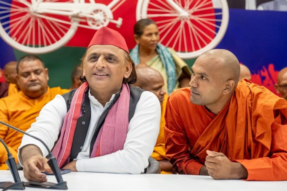 UP Politics: अखिलेश यादव का नया फॉर्मूला, अल्पसंख्यक और अगड़ा के बाद अब PDA में बताया 'A' का मतलब, कर दिए कई ऐलान