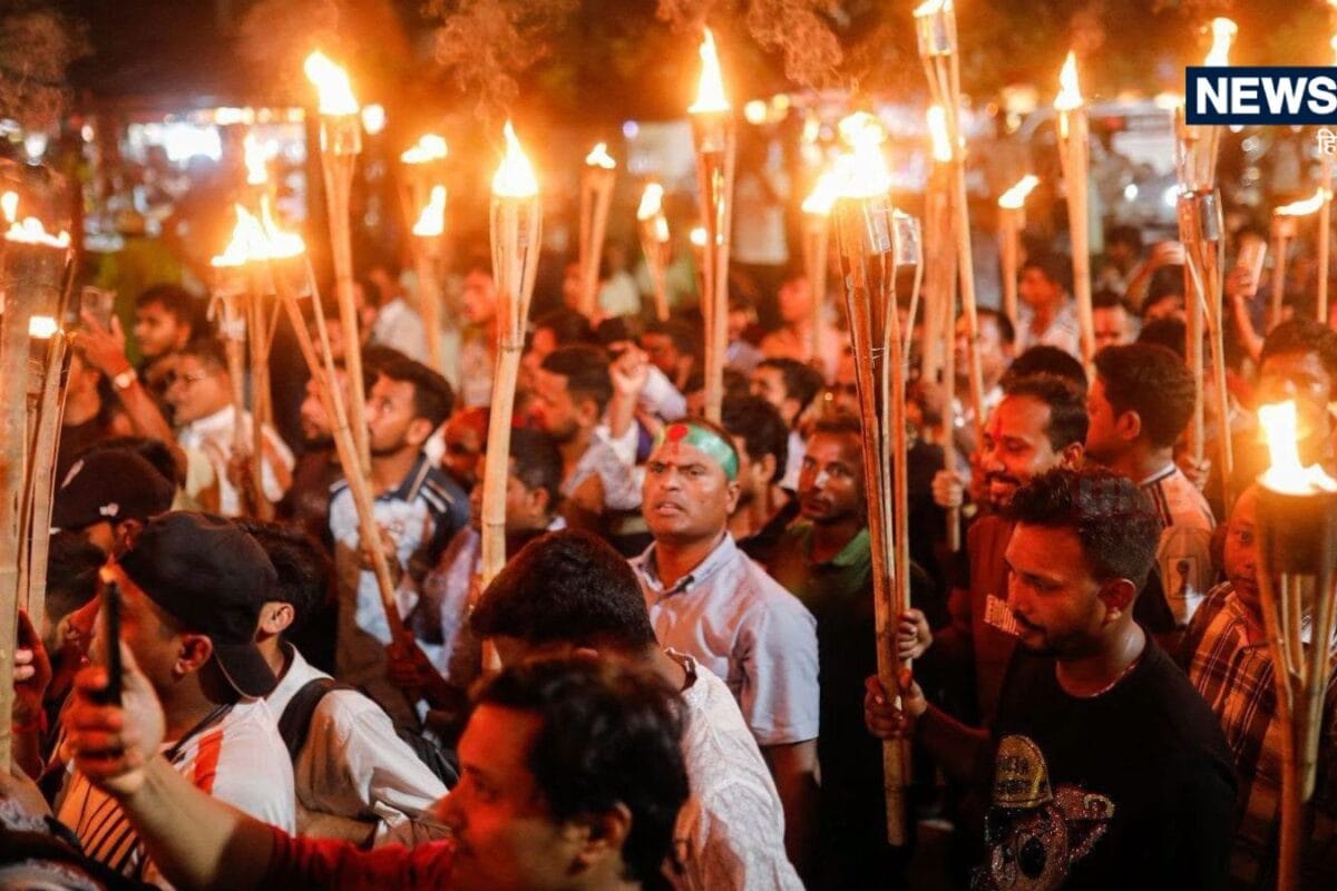 बांग्‍लादेश में फ‍िर ह‍िंसा जुलाई क्रांति के छात्रों की रैली में बम-विस्फोट 3 घायल