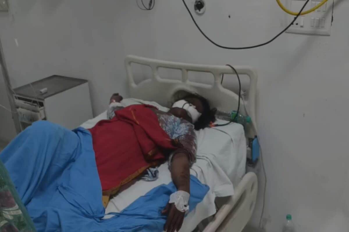 दतिया में पिता ने बेटी पर किया जानलेवा हमला! बिना बताए घर से जाने के विवाद में कुल्हाड़ी से वार, ICU में भर्ती