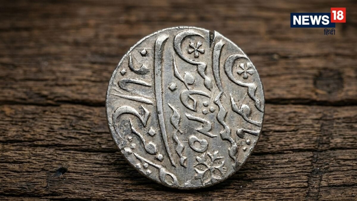 ancient silver coins found in kushinagar | कुशीनगर में मिले सिक्के ancient silver coins found in kushinagar | कुशीनगर में मिले सिक्के