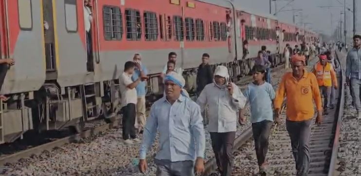 Morena Train Accident LIVE: मुरैना में ट्रेन हादसा, कई लोगों की मौत, उदयपुर इंटरसिटी एक्सप्रेस में आग की अफवाह से हुई दुर्घटना