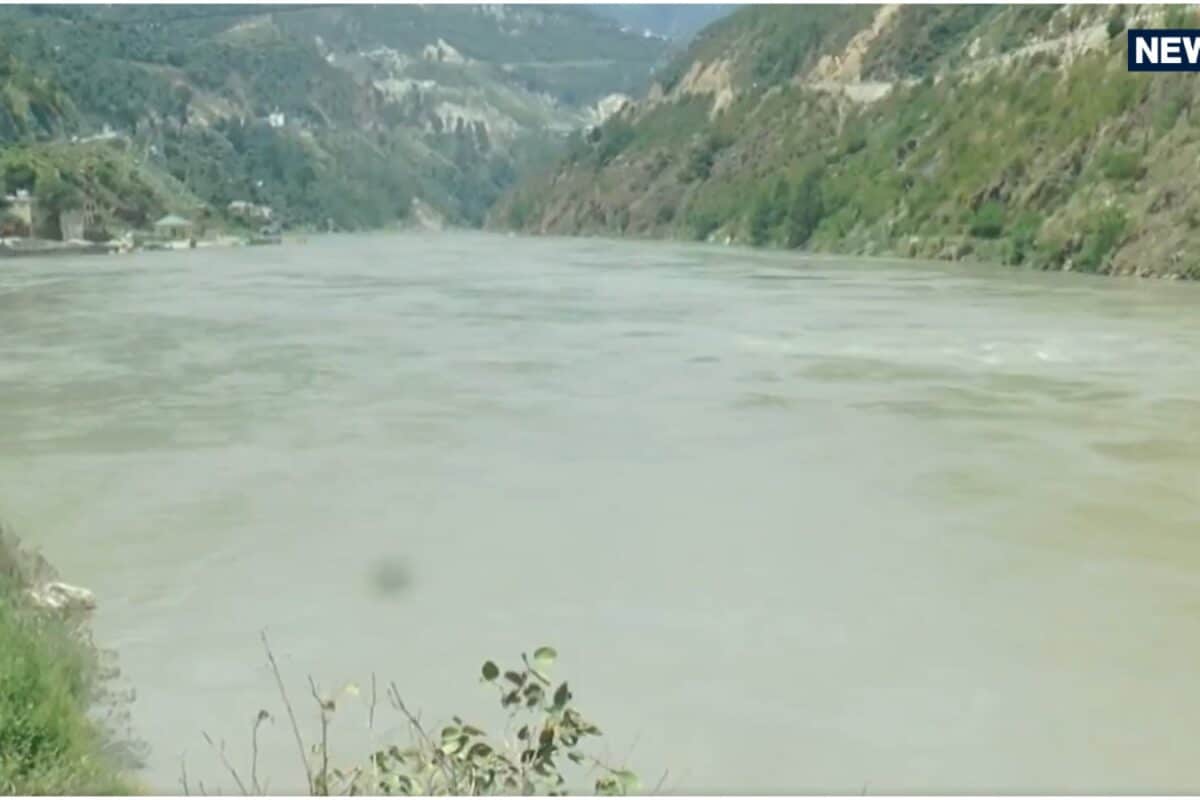 पाकिस्तान में मचेगी तबाही जम्मू-कश्मीर के डोडा में दुलहस्ती बांध से छोड़ा गया पानी चिनाब नदी में बढ़ा जलस्तर
