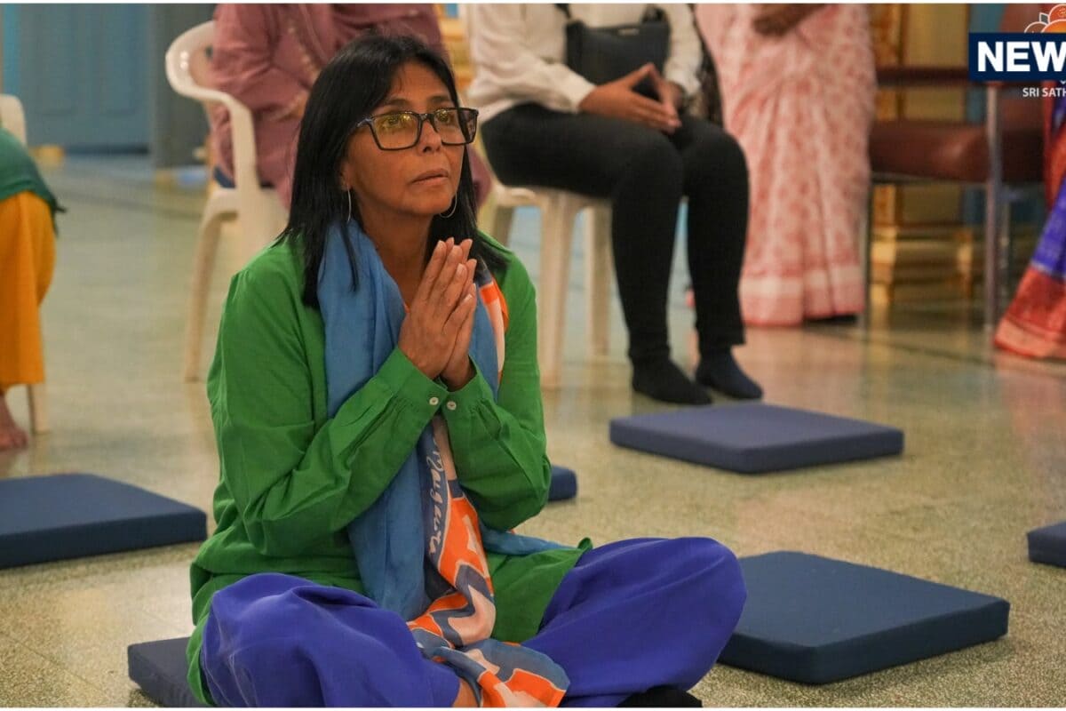 माथा टेका, हाथ उठाया और झूम उठीं... सत्य साईं दरबार में दिखा वेनेजुएला की राष्ट्रपति का आध्यात्मिक अंदाज