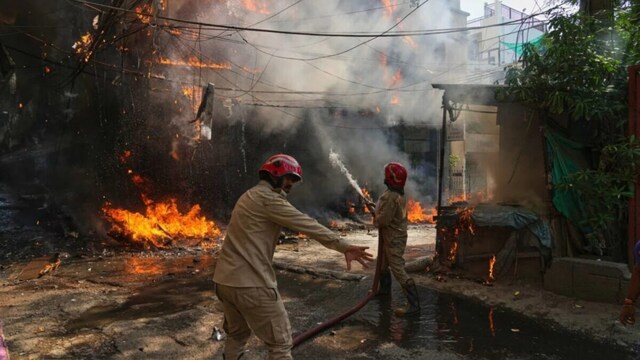 Delhi Fire News | Delhi Malviya Nagar hotel fire | दिल्ली के मालवीय नगर  इलाके में होटल में भीषण आग, 21 की मौत - News18 हिंदी